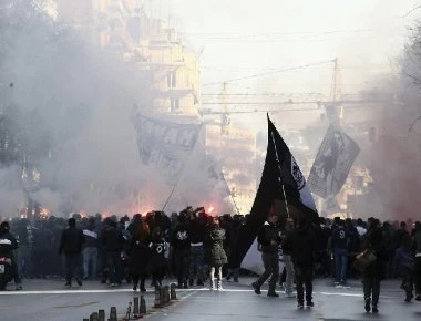 Επεισόδια στην Τούμπα - Έπεσαν μολότοφ πριν το ντέρμπι ΠΑΟΚ-Αρης (βίντεο)